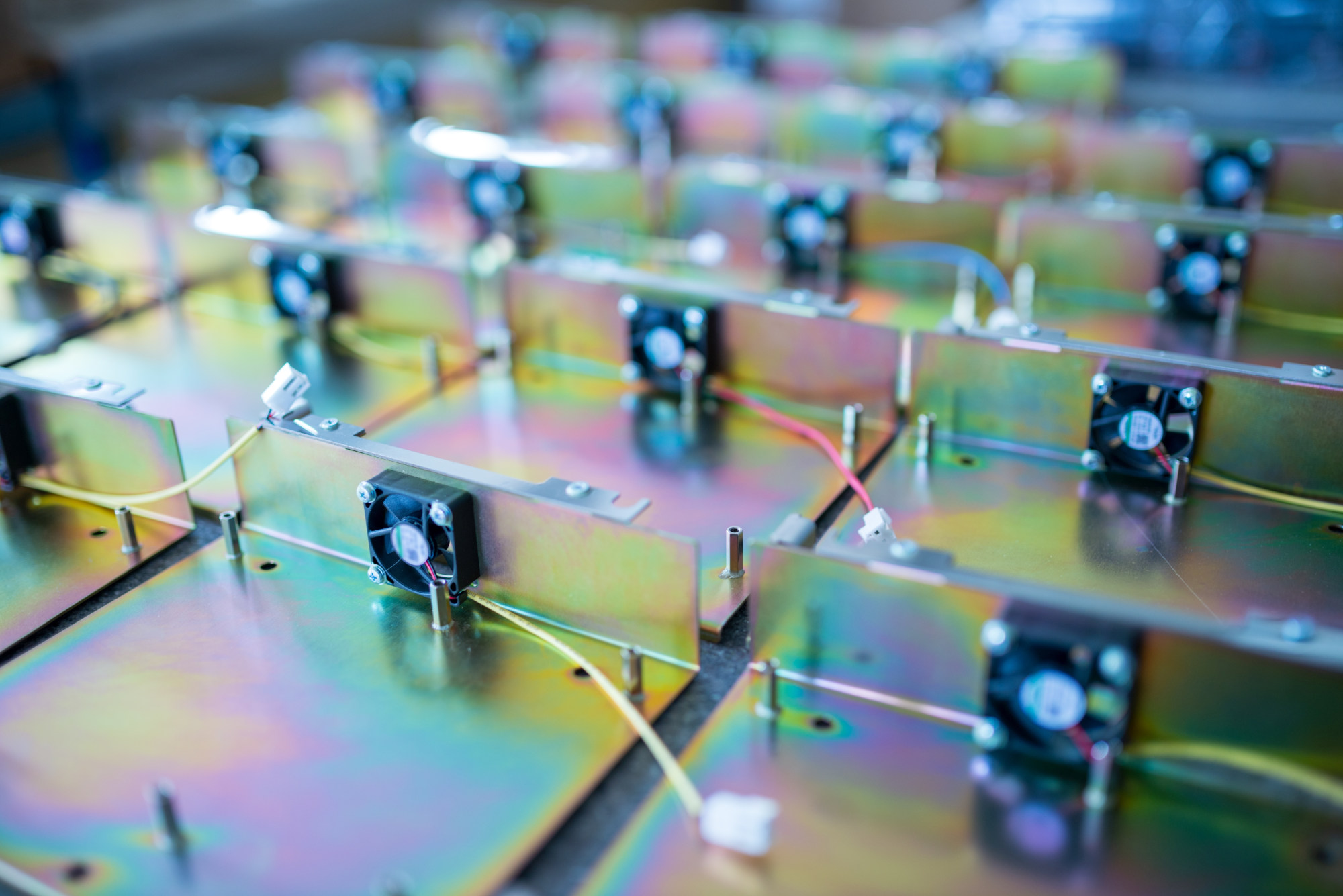 Rainbow,Metal,Details,With,Thin,Cables,For,Contemporary,Tft,Displays