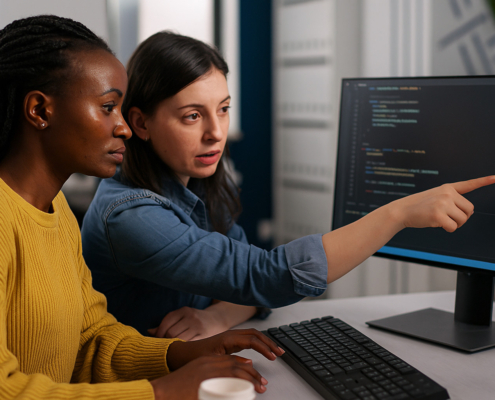 Donne che lavorano al computer nel settore ICT